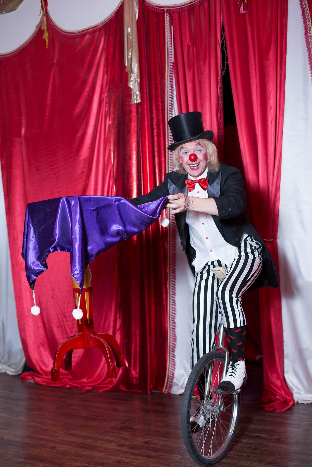 Клоун Юрик. Фокусы.